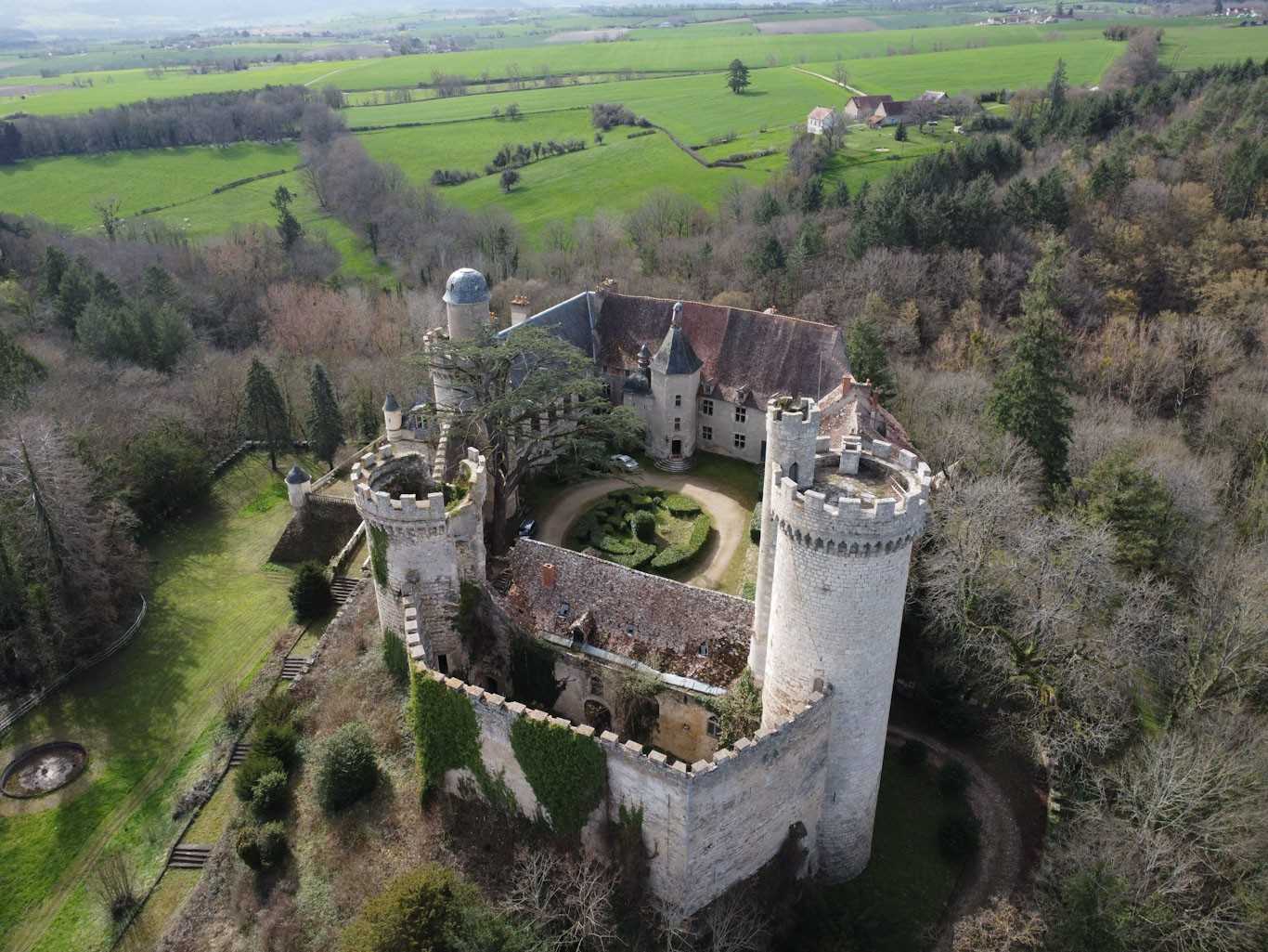 Fotos Burganlage in Veauce, nördlich Clermont Ferrand - Traumlage, Gefährdetes Denkmal