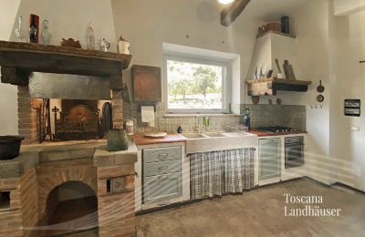 Landhaus kaufen Cortona, Toskana:  RIF 3085 Küche mit antikem Ofen