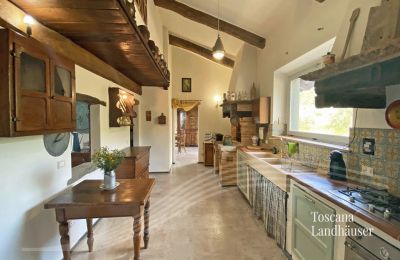 Landhaus kaufen Cortona, Toskana:  RIF 3085 Küche mit Blick in Essbereich