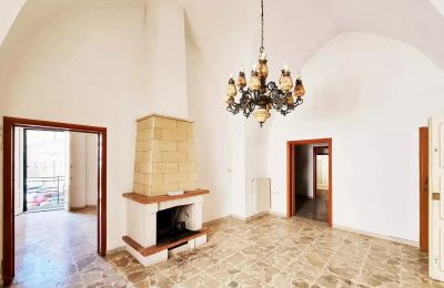 Stadthaus kaufen Oria, Piazza San Giustino de Jacobis, Apulien:  Wohnzimmer