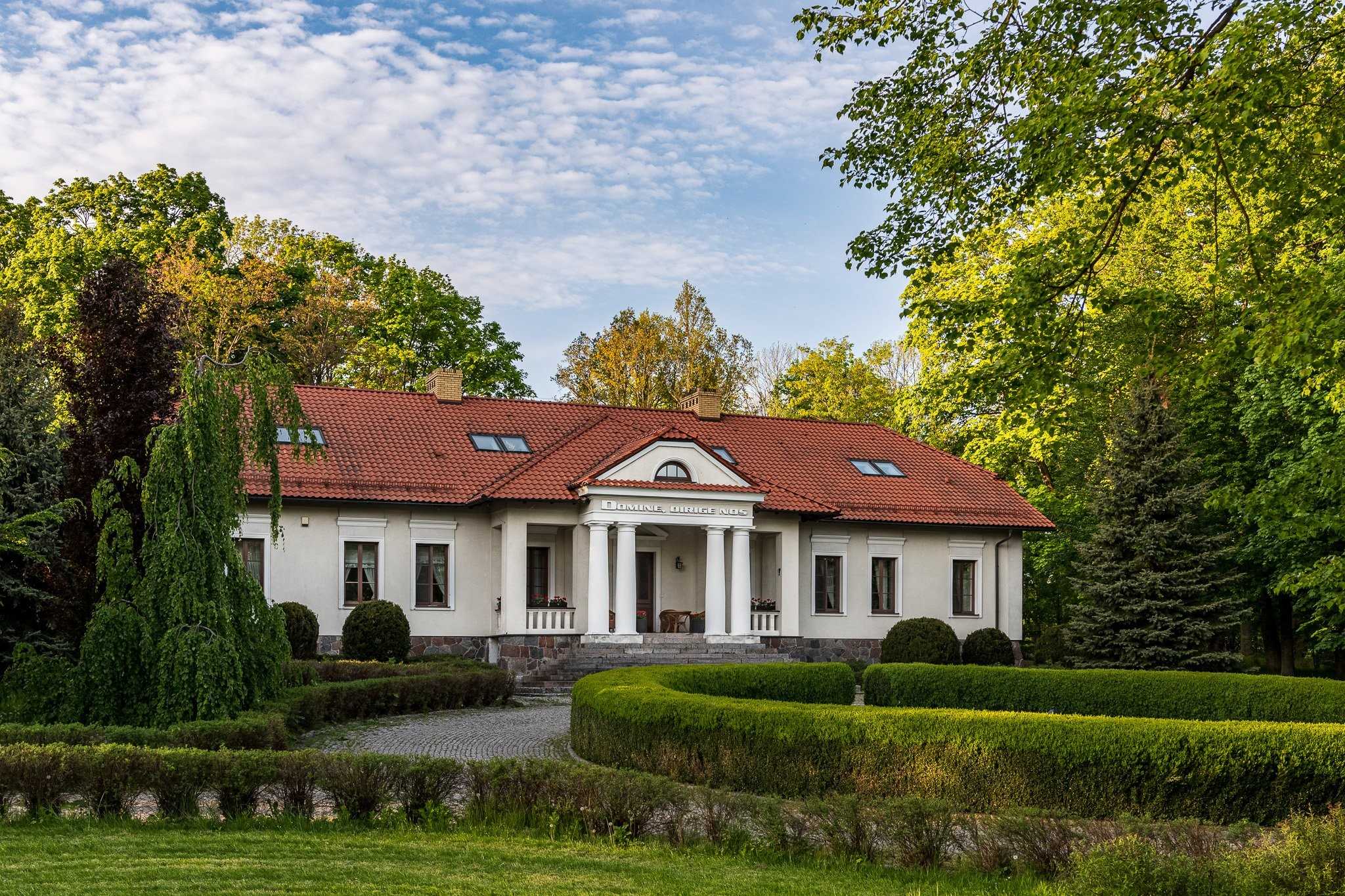 Bilder Restauriertes Herrenhaus - Przedborz / Lodz