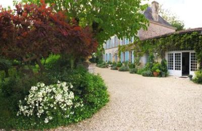 Herregård til salg Gémozac, Nouvelle-Aquitaine, Das Landhaus mit Vorplatz und Garten