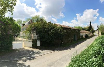 Herregård til salg Gémozac, Nouvelle-Aquitaine, Die Zufahrt mit Eingangstor