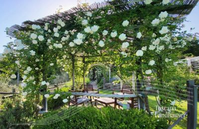Landhuis te koop Gaiole in Chianti, Toscane:  RIF 3003 Sitzmöglichkeit im Garten