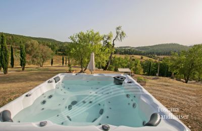 Lantgård till salu Sarteano, Toscana:  RIF 3005 Whirlpool mit Panoramablick