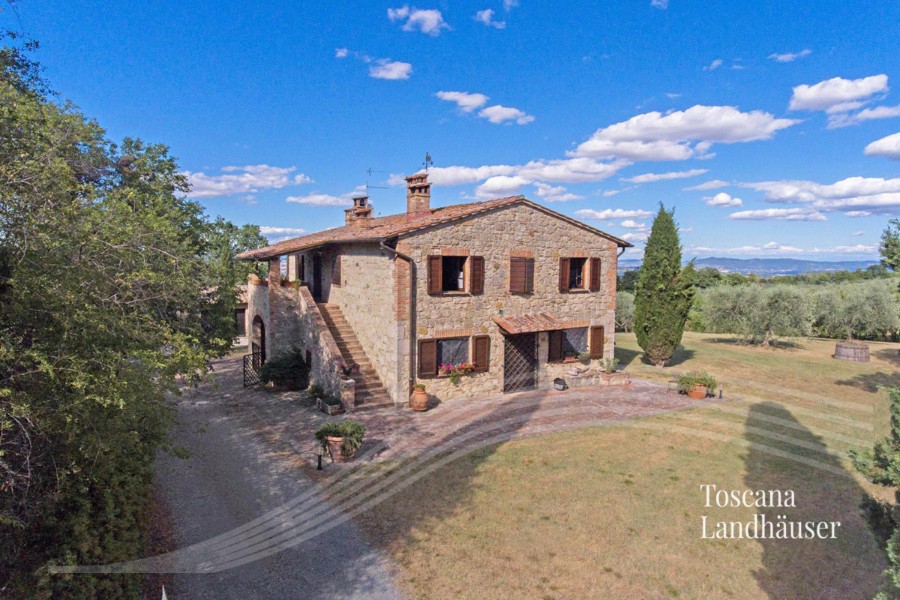 Bilder Charming farmhouse in the middle of the Tuscan hills