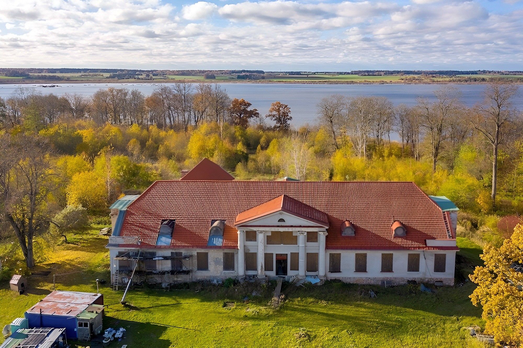 Billeder Līgutu - Gutshaus am See in Lettland
