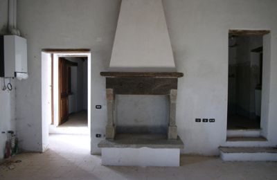 Schloss kaufen San Leo Bastia, Palazzo Vaiano, Umbrien:  Kamin