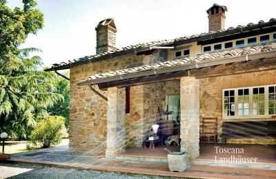 Landhuis te koop Monte San Savino, Toscane:  RIF 3008 Terrasse und Haus