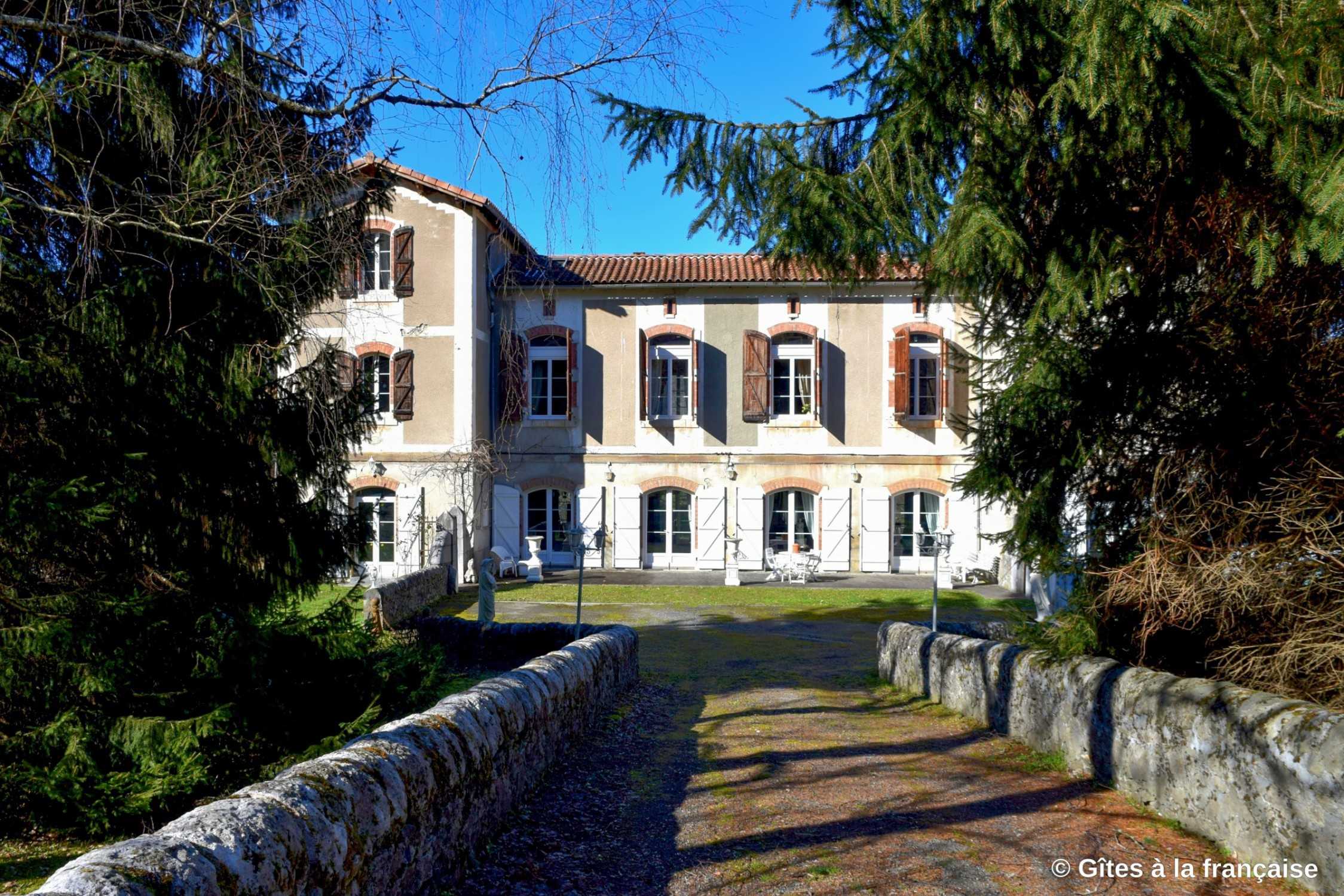 Bilder Historic school building in the Pyrenees - Vacation home / B&B