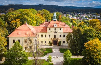 Slott till salu Mirošov, Zámek Mirošov, Plzeňský kraj:  Framifrån