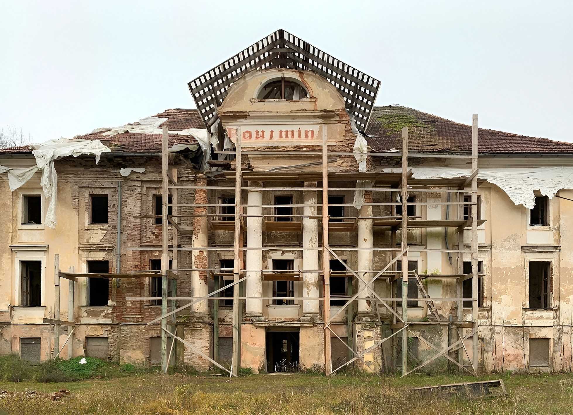 Bilder Abandoned manor in Latvia: Kaucmindes muiža