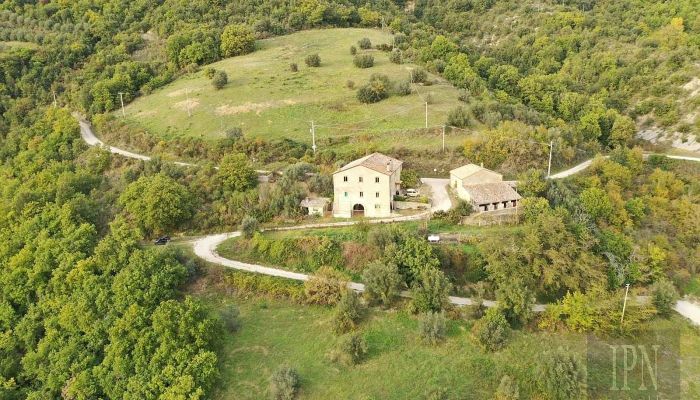 Lantligt hus till salu 06019 Pierantonio, Umbria,  Italien