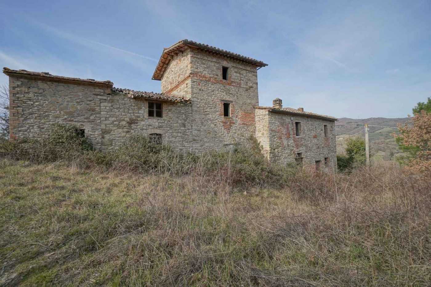 Bilder Ruins of an ancient farm with 10 hectares of land