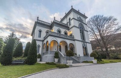Historische villa te koop 28040 Lesa, Piemonte:  Buitenaanzicht