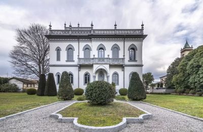 Historisk villa till salu 28040 Lesa, Piemonte:  Bakifrån