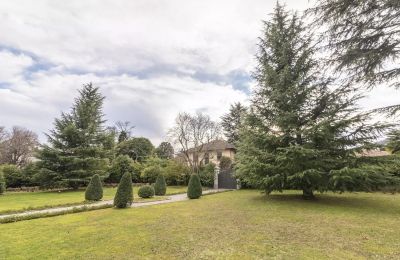 Historisk villa till salu 28040 Lesa, Piemonte:  Trädgård