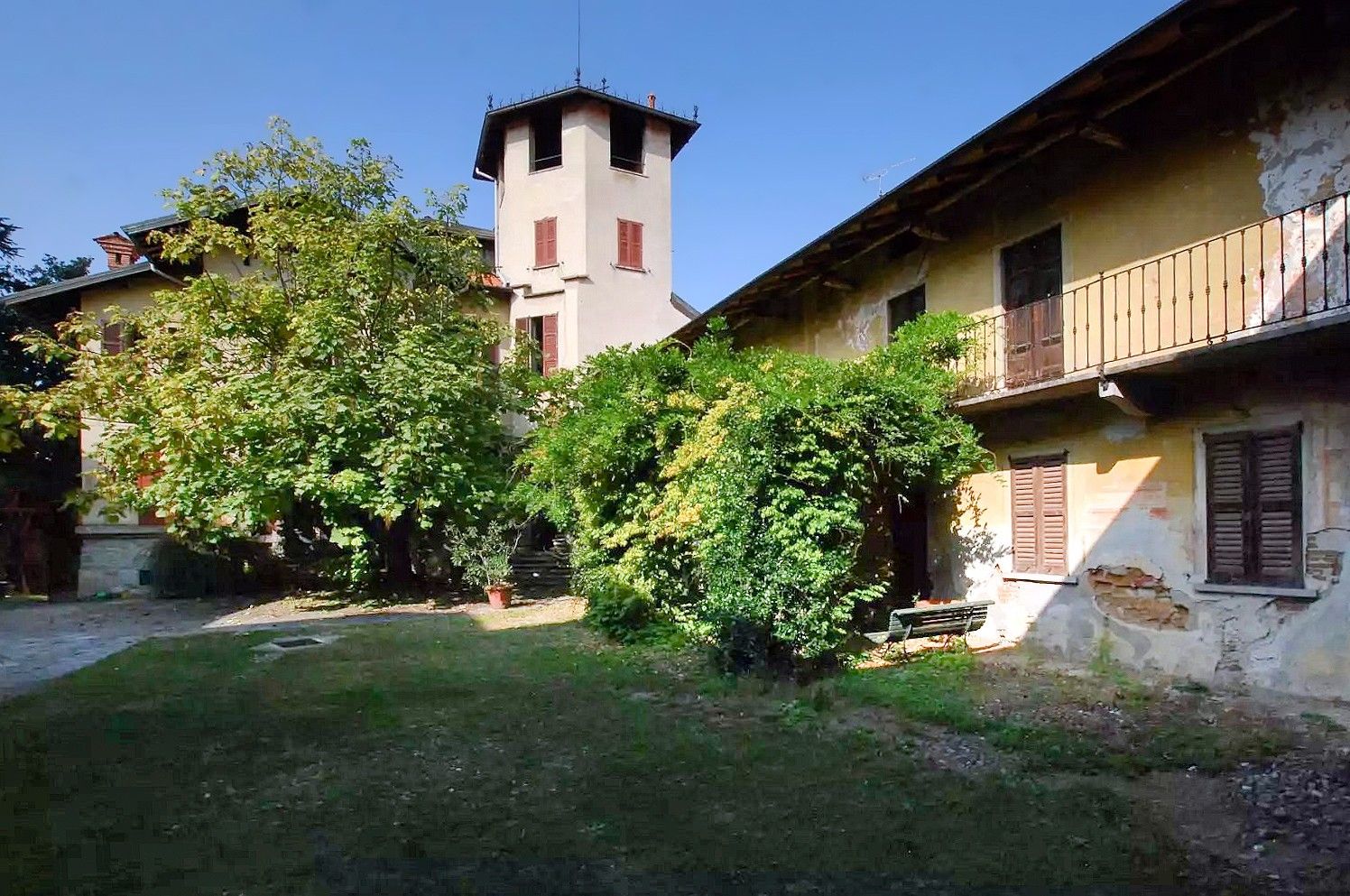 Billeder Slotslignende villa i Golasecca, Piemonte