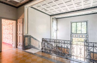 Historisk villa købe 28040 Lesa, Piemonte:  Trappe