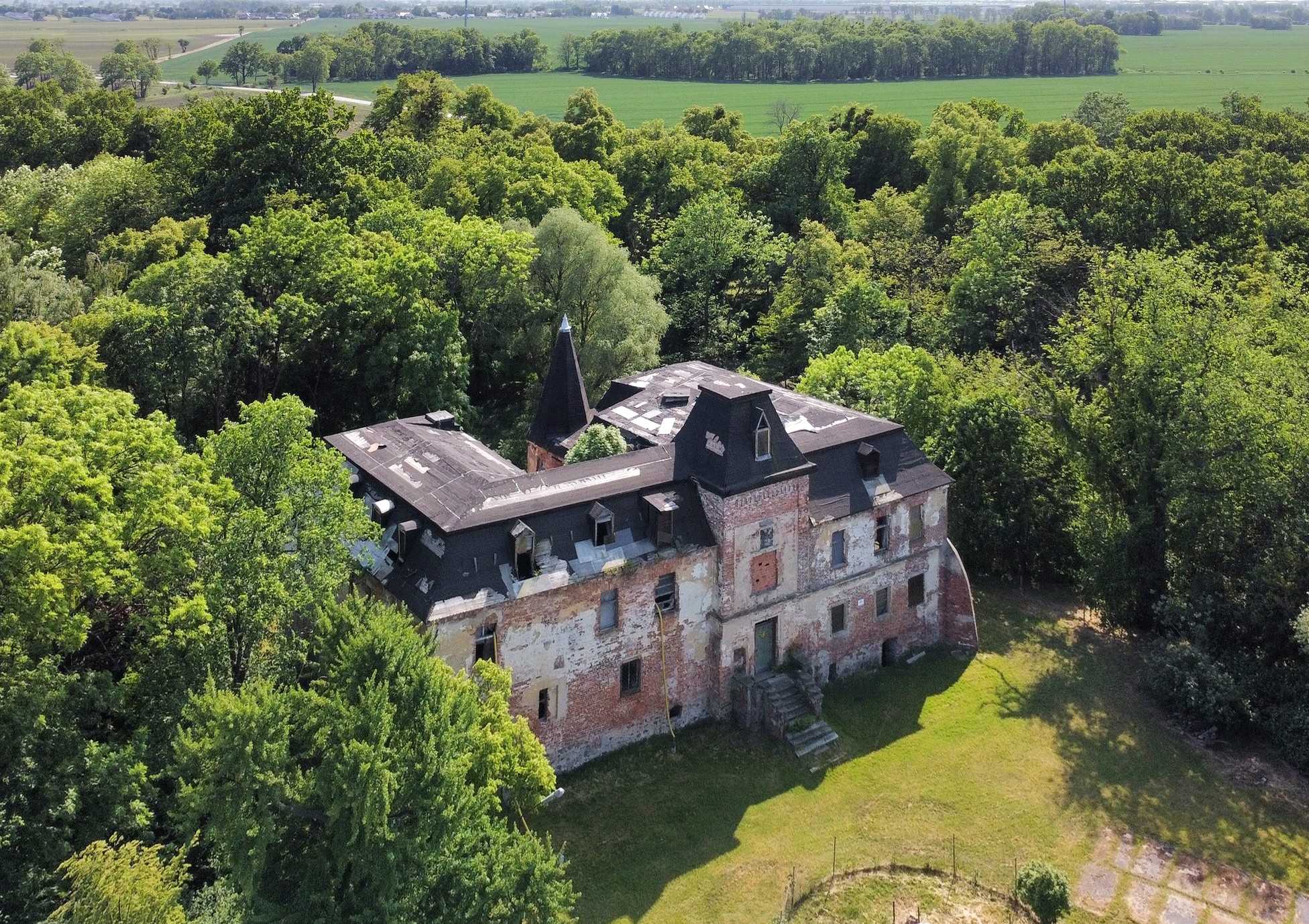 Images Renovatiebehoevend kasteel met klein park Wrocław, Polen
