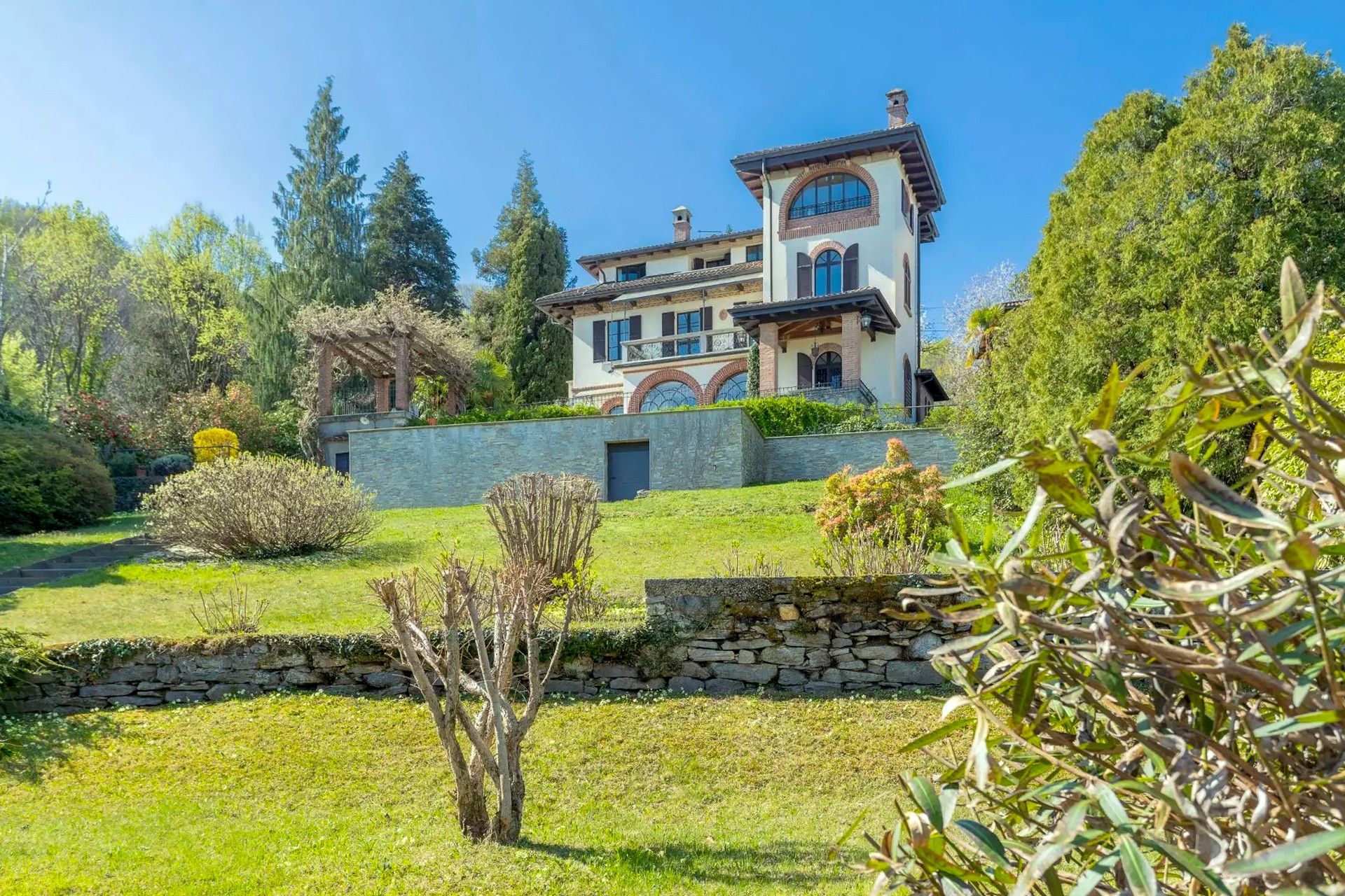 Bilder Elegant jugendvilla med sjöutsikt nära Stresa