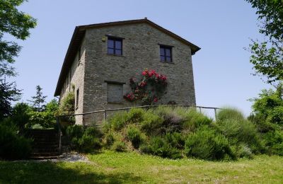 Lantligt hus till salu Promano, Umbria:  Sidovy