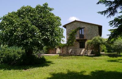 Lantligt hus till salu Promano, Umbria:  Tomt