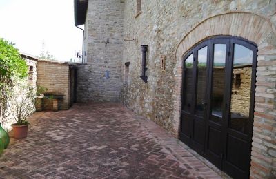 Lantligt hus till salu Promano, Umbria:  Ingång