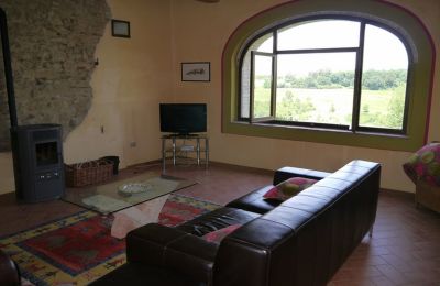 Lantligt hus till salu Promano, Umbria:  Vardagsrum