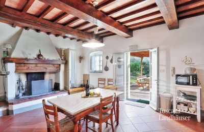 Landhuis te koop Castagneto Carducci, Toscane:  RIF 3057 Essbereich mit Kamin