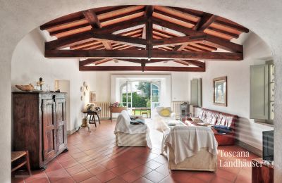 Landhuis te koop Castagneto Carducci, Toscane:  RIF 3057 Wohnbereich mit Blick in Garten