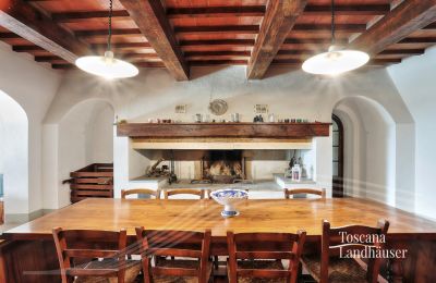 Landhuis te koop Castagneto Carducci, Toscane:  RIF 3057 Essbereich mit Kamin