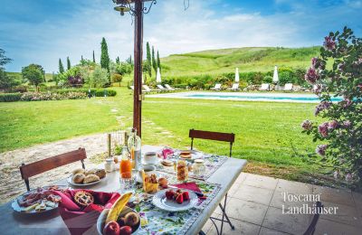 Landhaus kaufen Castiglione d'Orcia, Toskana:  RIF 3053 Sitzmöglichkeit mit Blick auf Pool