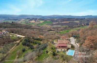 Lantligt hus till salu Marciano della Chiana, Toscana:  RIF 3055 Blick auf Haus und Umgebung