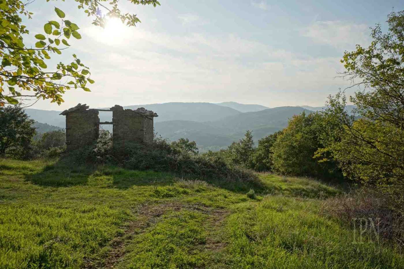 Billeder Bondegård med 15 hektar jord nær Preggio, Umbrien