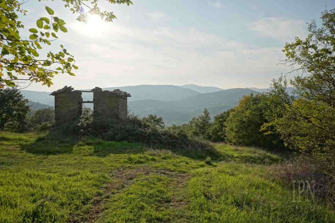 Bilder Bauernhaus mit 15 Hektar Land bei Preggio, Umbrien
