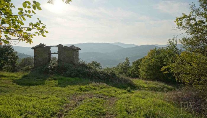 Lantligt hus till salu 06019 Preggio, Umbria,  Italien