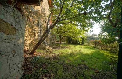 Lantligt hus till salu 06019 Preggio, Umbria:  Trädgård