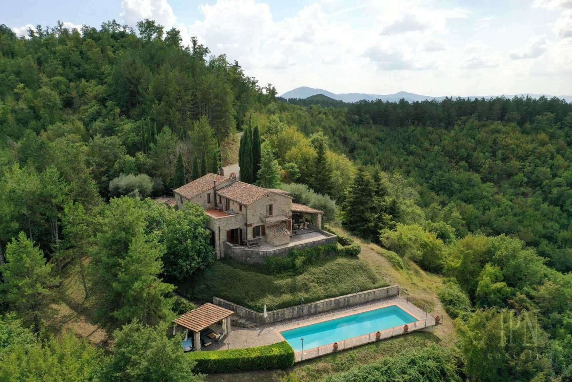Bilder Umbrian farmhouse in forest location with fabulous valley view