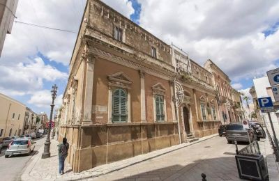 Historische villa te koop Latiano, Puglia:  Zijaanzicht