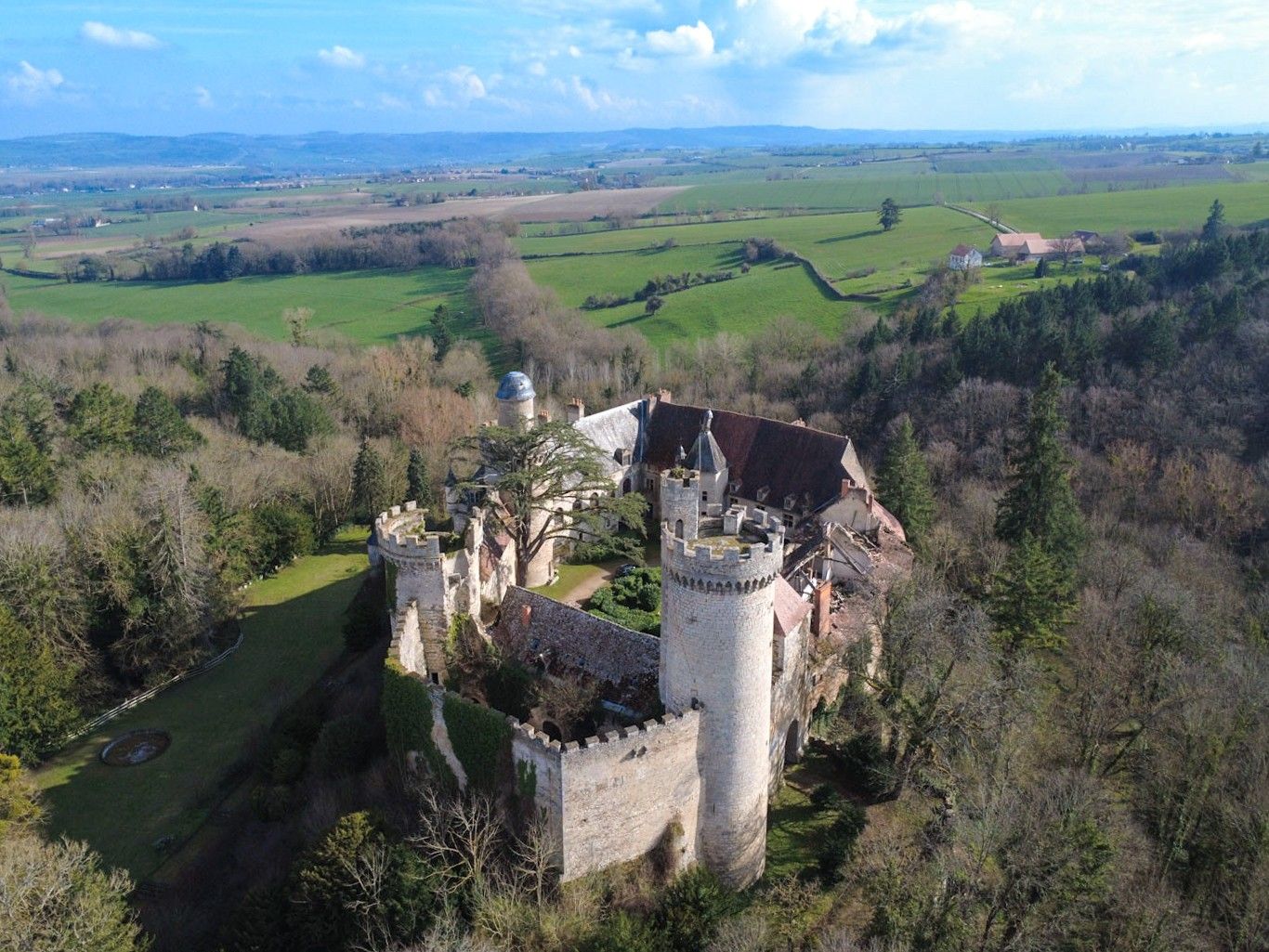 Billeder Slottet i Veauce, nord for Clermont Ferrand - truet monument