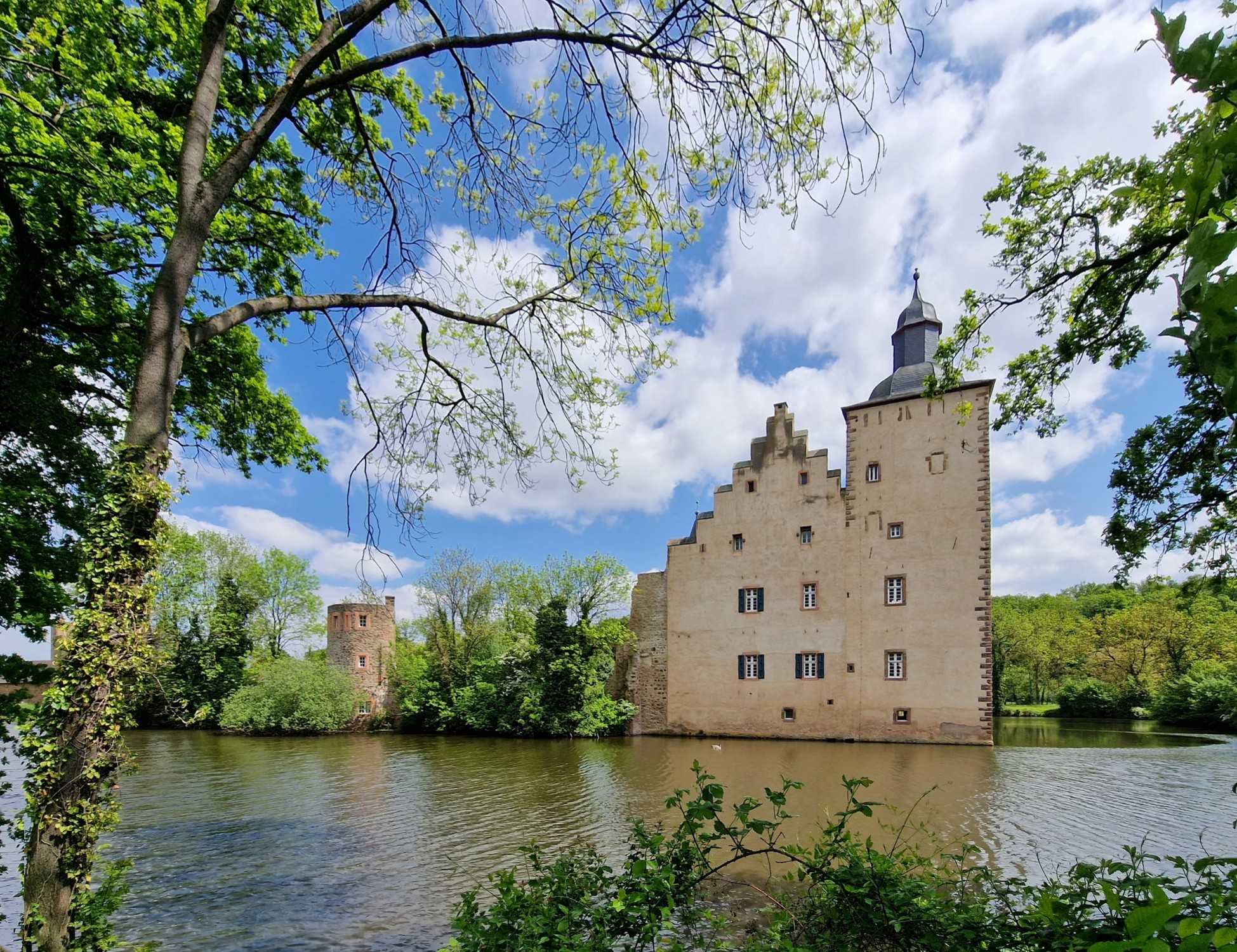 Fotos Die geschichtsträchtige Burg Veynau sucht einen neuen Burgherrn...