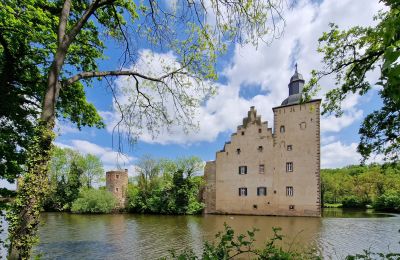 Charakterimmobilien, Die geschichtsträchtige Burg Veynau sucht einen neuen Burgherrn...