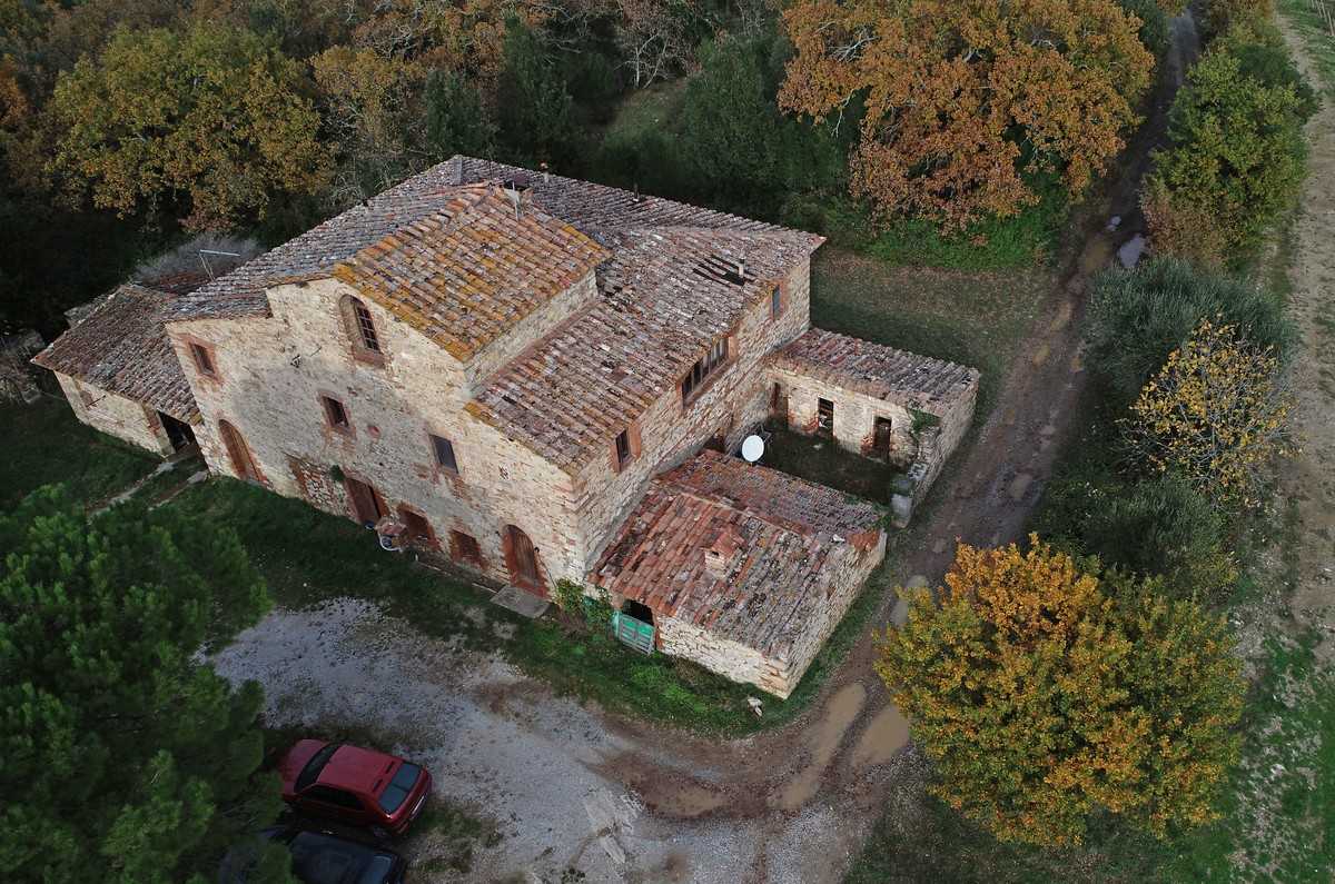 Fotos Interessantes renovierungsbedürftiges Anwesen vor Siena