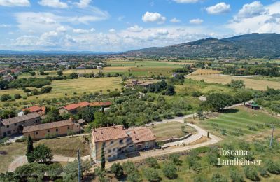 Lantgård till salu Cortona, Toscana:  RIF 3085 Blick auf Landhaus und Umgebung
