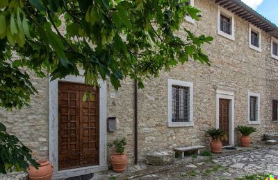 Historisk villa till salu 05023 Civitella del Lago, Umbria:  Innergård