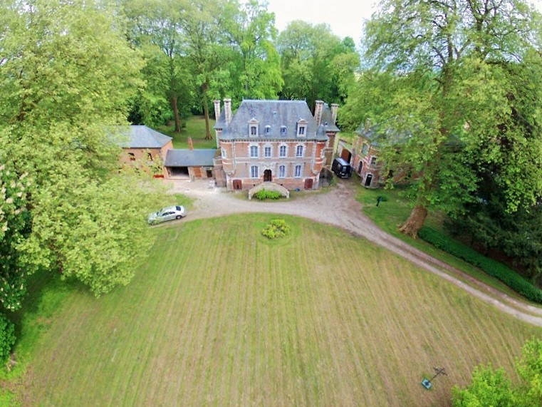 Château mit englischem Garten in der Nähe von Paris