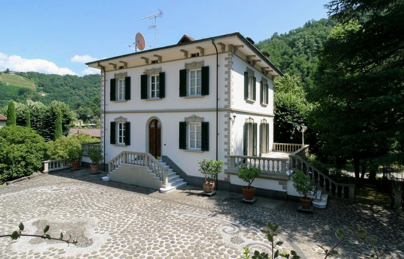 Bilder Toskana-Villa in Bagni di Lucca mit Nebengebäude und Park