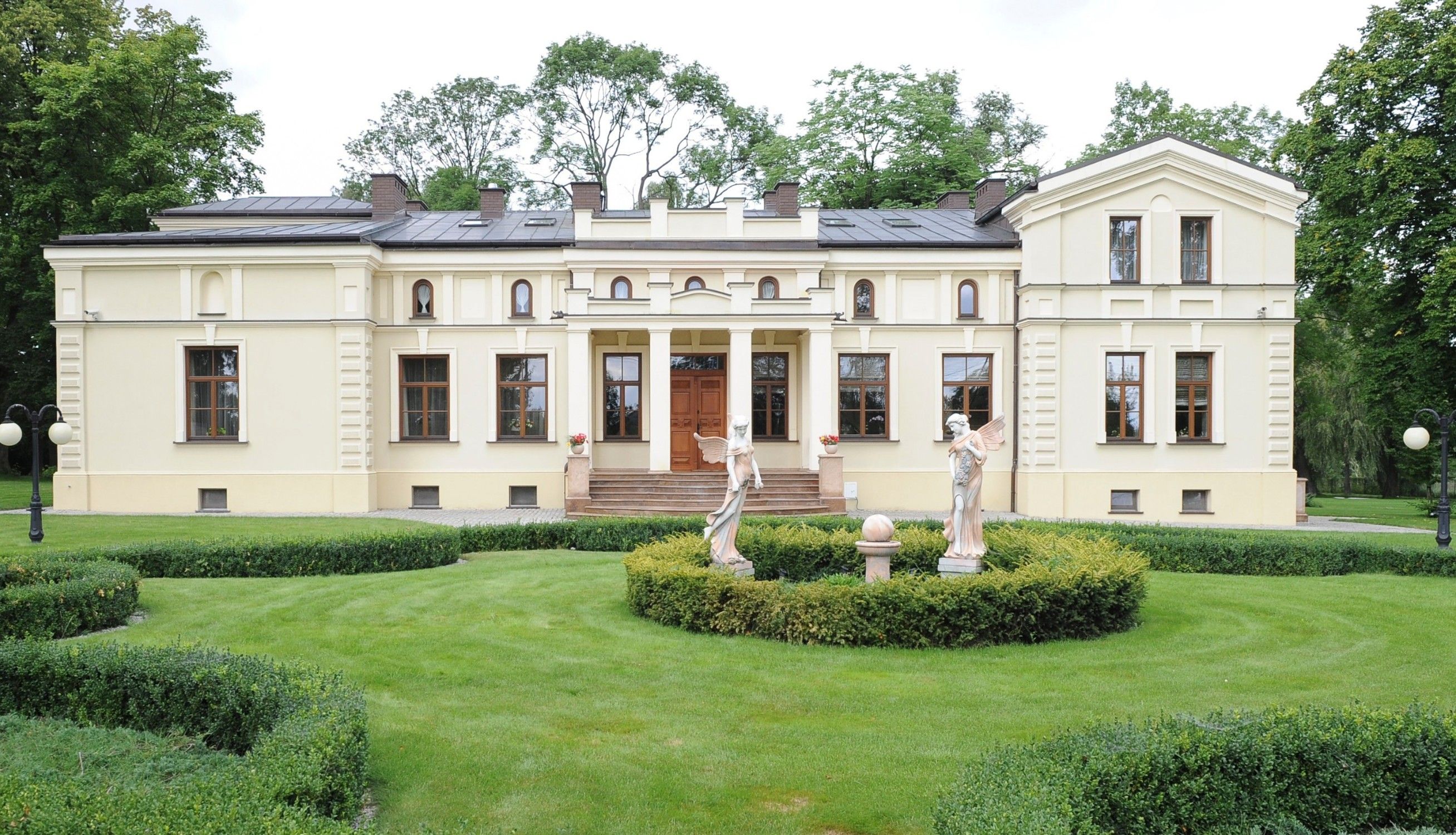 Images Klein herenhuis met park, bij Łódź