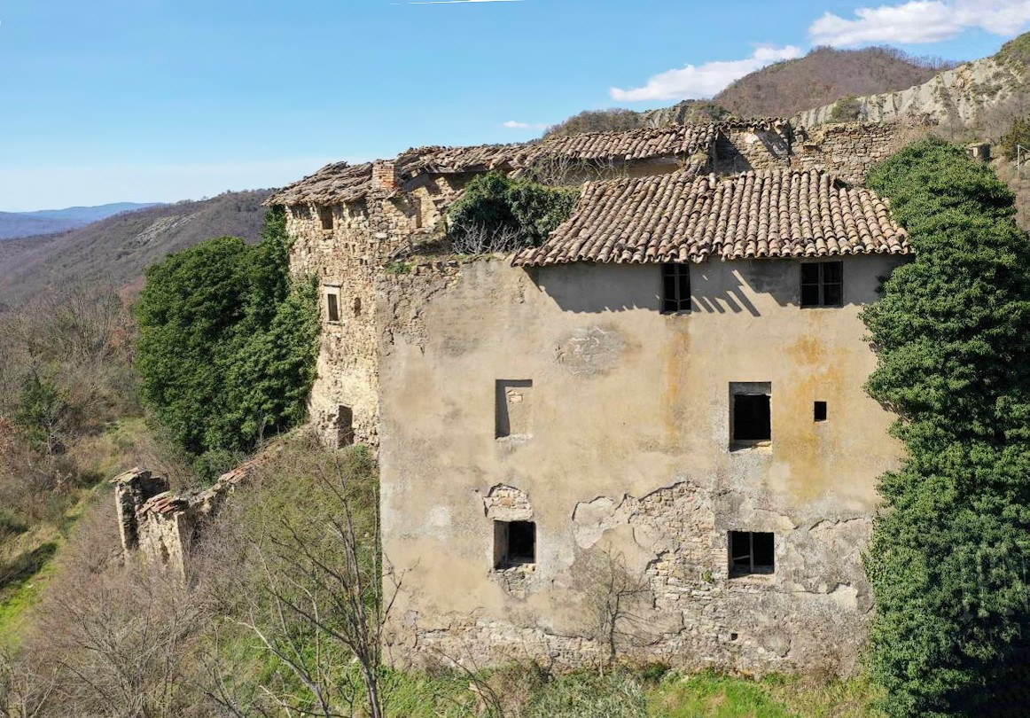 Bilder Part of a former fortress in northern Umbria